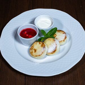 Сырники со сметаной и клубничным кули