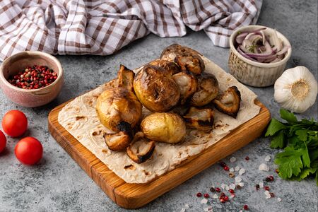 Молодой картофель с чесноком на углях