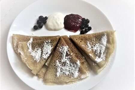 Блинчики со сметаной и джемом