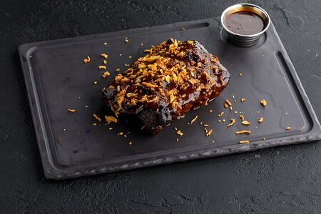 Свиные ребра BBQ с кранч-луком, перечным соусом и тушеной капустой