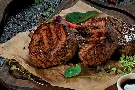 Стейк миньон из говядины с соусом портвейн