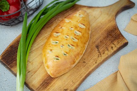 Кулебяка с яйцом и зеленым луком