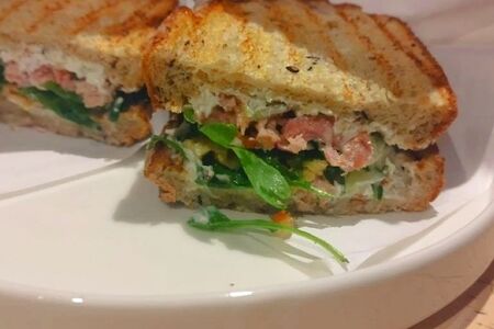 Закрытый сэндвич с тунцом и омлетом