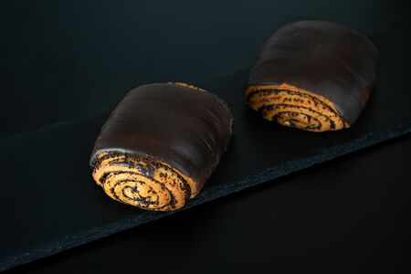 Булочка маковая в шоколадной глазури