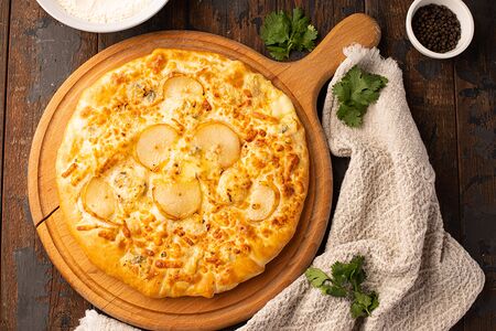 Хачапури с грушей и горгонзолой