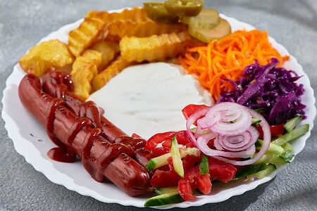 Хот-дог на тарелке Ланч хот-дог