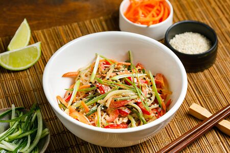 Салат с курицей и фунчозой