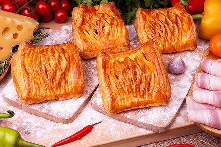 Слойка с ветчиной и сыром