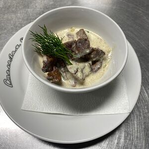 Куриная печень в сметанном соусе с шампиньонами