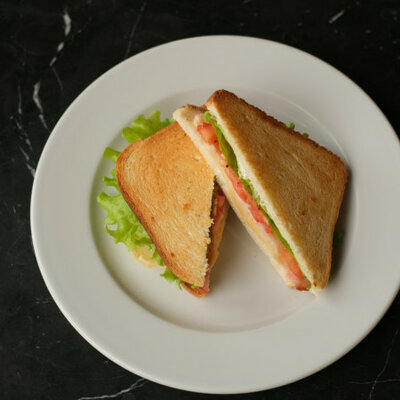 Сэндвич с беконом и сыром