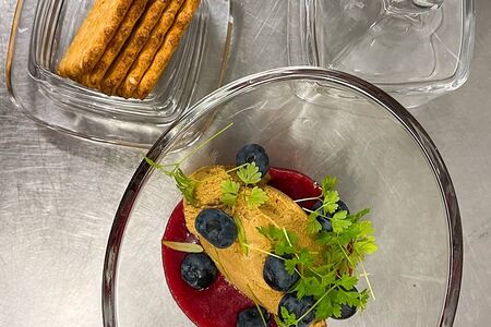 Паштет из печени птицы с французским крекером, вишнёвым соусом и свежими ягодами