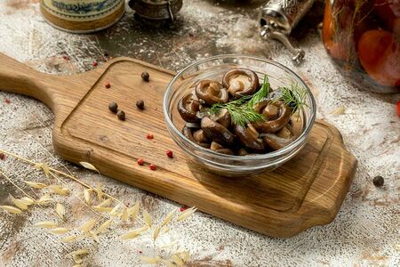 Грузди черные специального маринада с репчатым луком и ароматным маслом