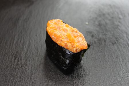 Гункан Лосось острый