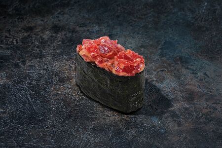 Острые суши с тунцом