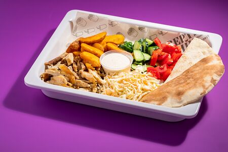 Шаверма на тарелке с картофелем айдахо