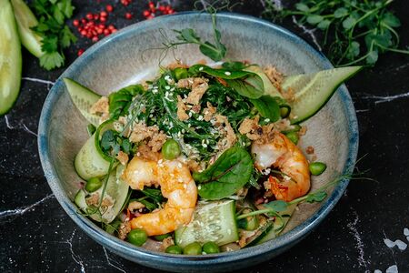 Салат с карамелизованной свёклой и креветками под ореховым соусом