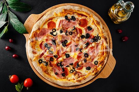 Мясная с маслинами пицца большая