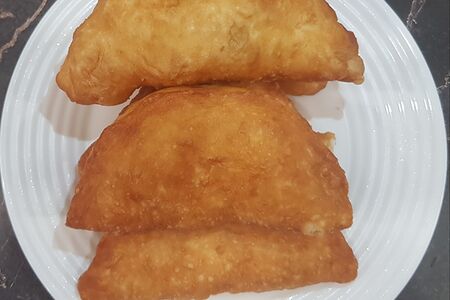 Пирожок с зелёным луком и яйцами