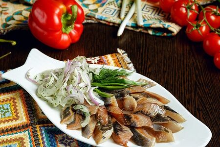 Сельдь с луком и маслом