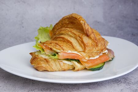 Круассан с форелью