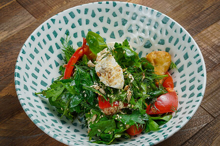 Салат с хрустящим баклажаном и мягким сыром