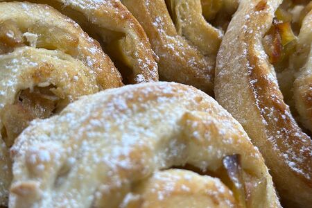 Слойка с яблоком