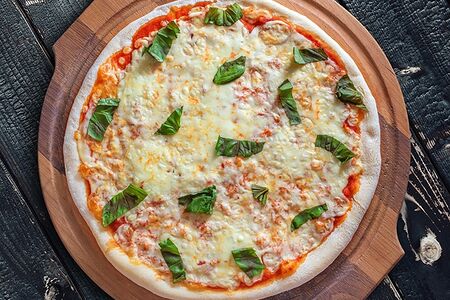 Пицца Маргарита на тонком тесте