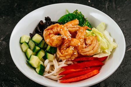 Поке с креветками и удоном