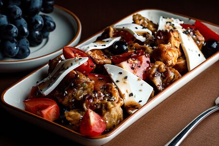 Салат с клубникой и баклажанами