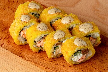 Жареный ролл с лососем