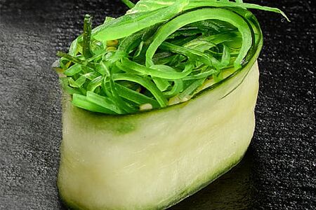 Гункан в огурце с чукой