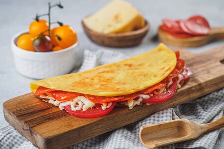 Кыстыбургер с колбасками пеперони, томатами и сыром