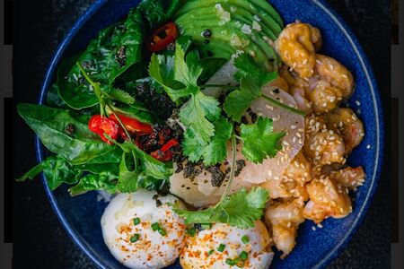 Пашот, кимчи, рис и авокадо