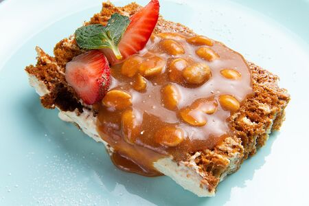 Медовик с соленой карамелью и арахисом