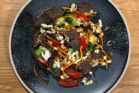 Тайский овощной салат с говядиной