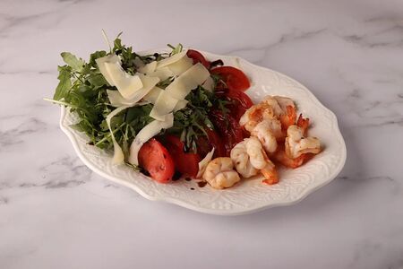 Креветки с рукколой и розовыми томатами