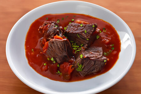 Сердце, тушенное в красном соусе