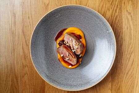 Утиная грудка с печеной морковью и бататом
