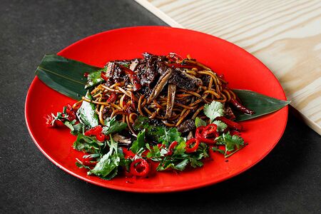 Лапша с карамельной говядиной