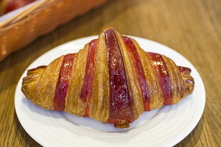 Круассан с малиной