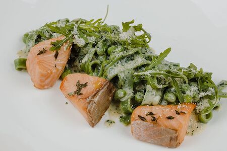 Паста шпинатная с лососем и зелёным горошком