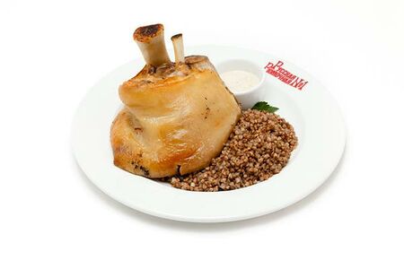 Запеченная ножка поросенка с томленой гречей