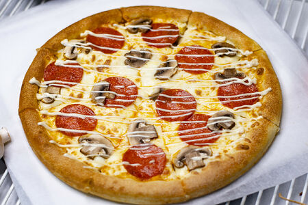 Пепперони и грибы 26 см традиционное тесто