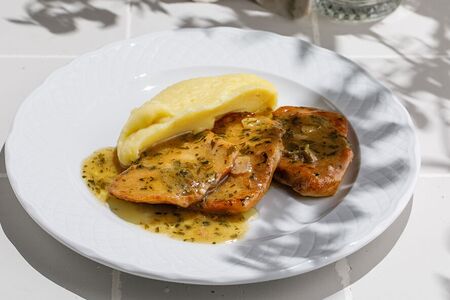 Куриная грудка в лимонном соусе