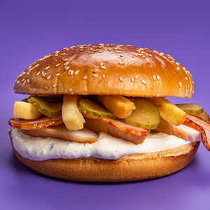 Бургер с копченым куриным филе