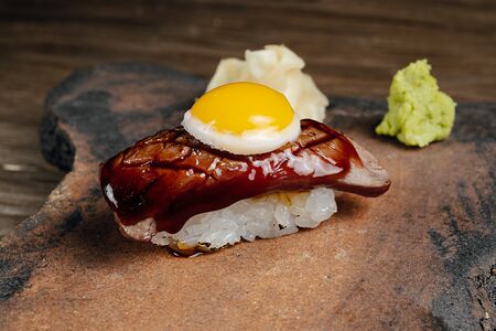 Суши Вагю с перепелиным яйцом и понзу