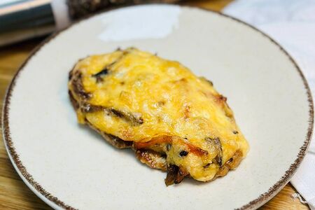 Отбивная из свинины с баклажанами, сыром и шампиньонами