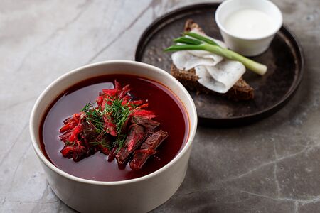Борщ с говядиной, хлебом и салом