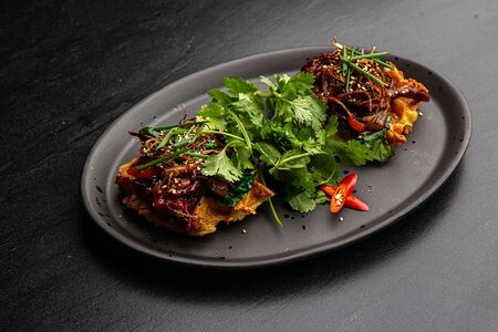 Картофельные вафли с уткой по-пекински и соусом хойсин