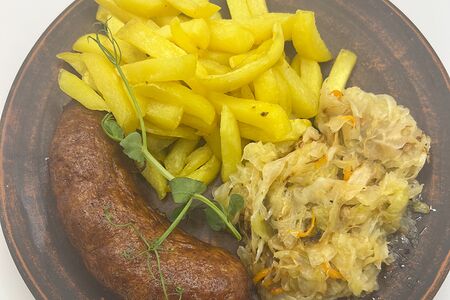 Колбаска по-немецки (свиная) с жареным картофелем и жареной квашеной капустой